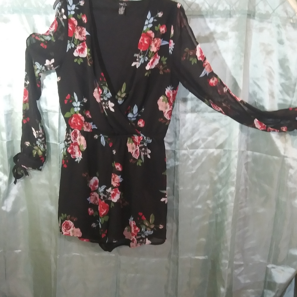 Flowered short romper